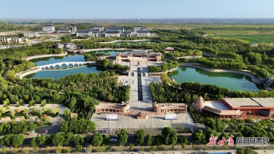 东连石油城玉门市,西接旅游名城敦煌市,南北与肃北蒙古族自治县毗邻