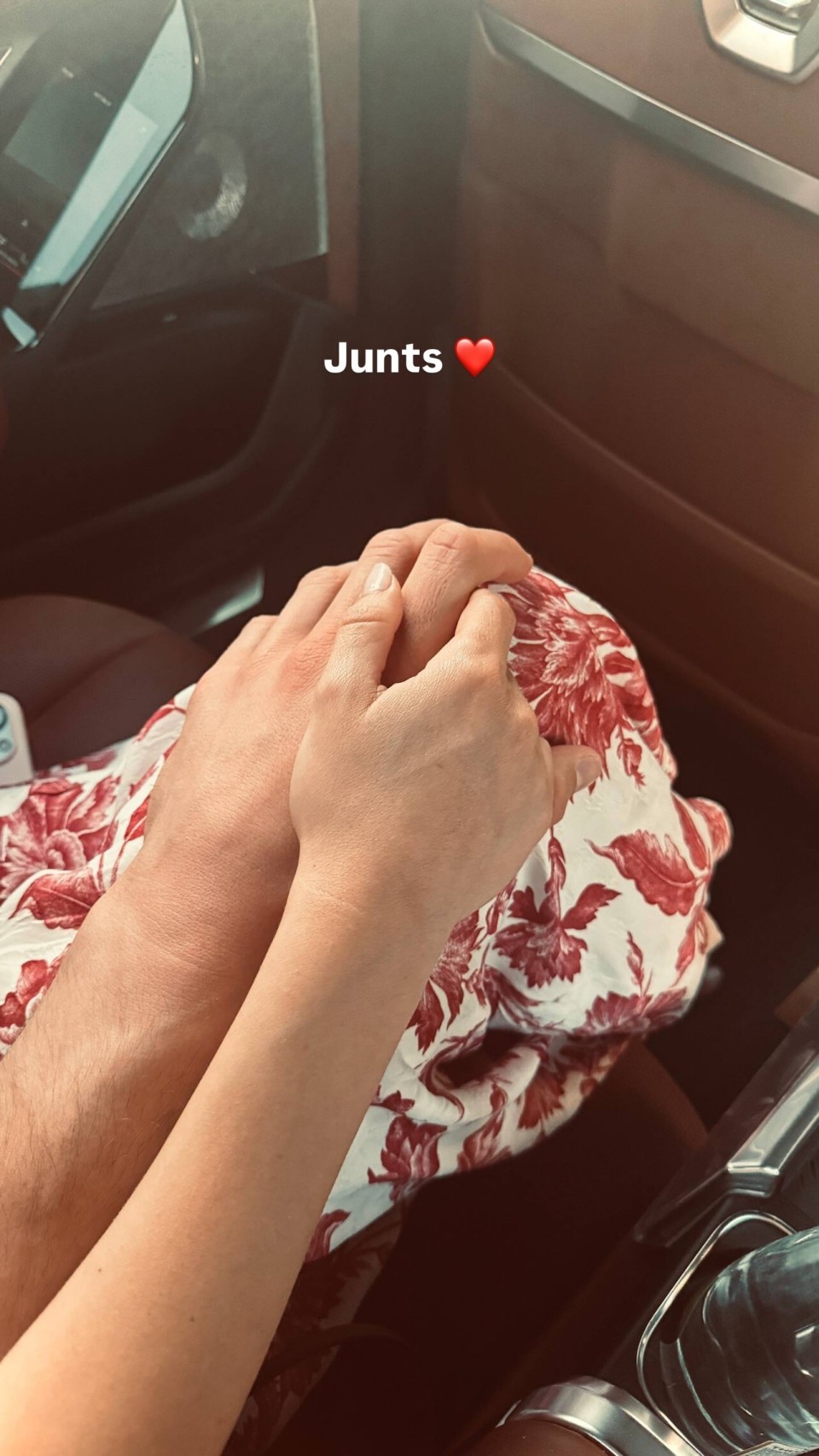 特尔施特根晒牵手照:在一起 ️