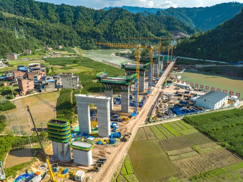 西渝高铁樊哙站2号六线特大桥进入上部结构施工阶段