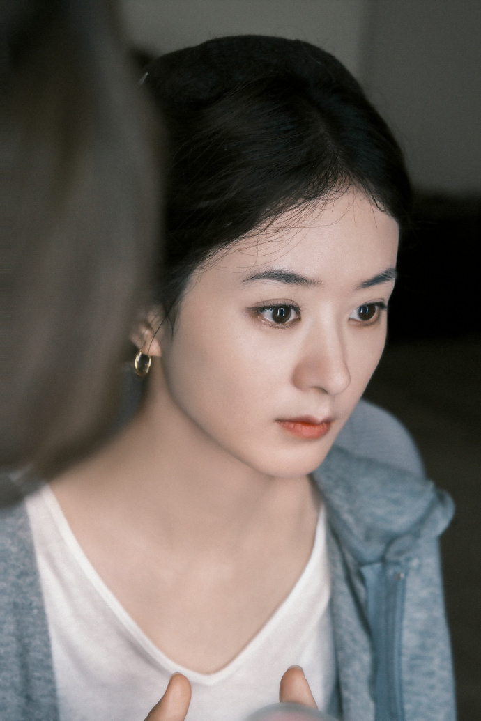 赵丽颖端午节分享美照,p图晒粽子显幽默,时尚潮流宛如少女