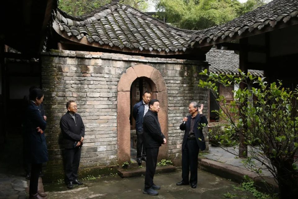 【文史动态】四川省人民政府参事室领导和专家赴金堂县五凤镇贺麟故居