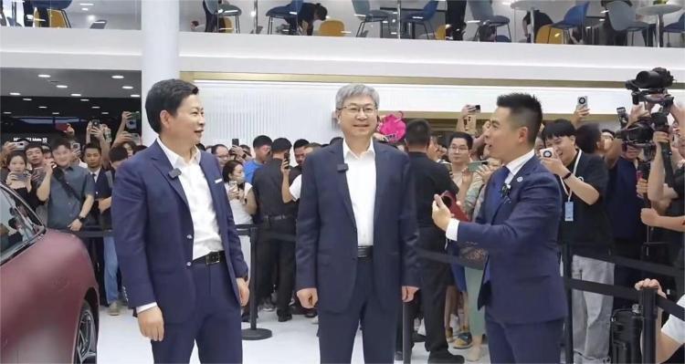 华为常务董事,终端bg董事长,智能汽车解决方案bu董事长余承东在华为