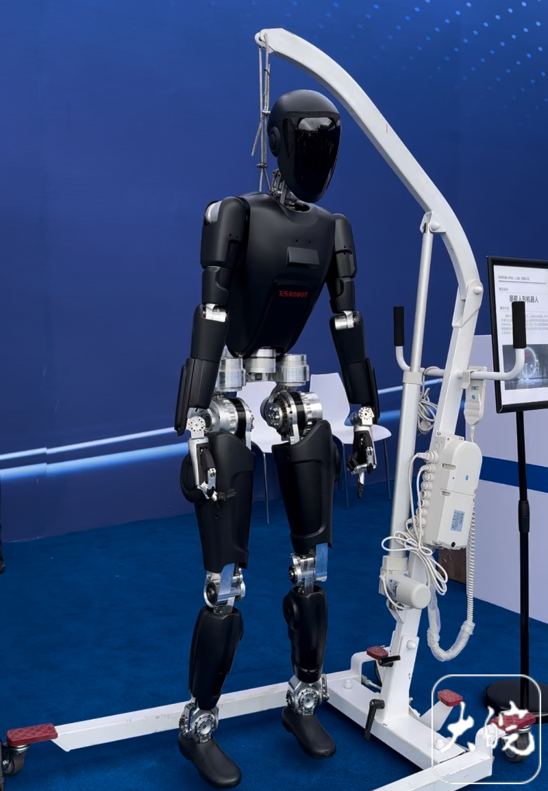 人形机器人走进千家万户做家务不再是空想海陆空无人体系装备亮相合肥