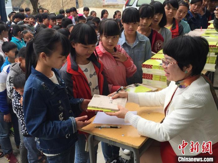 广西医学教授跨界圆文学梦 多次公益巡播温暖留守儿童_腾讯新闻