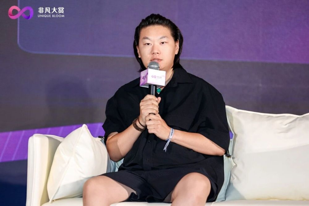 问AI该选哪个人当女朋友，它居然说全都要 · 原文图片 4