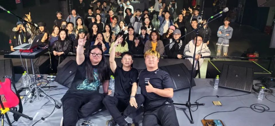 荣西路乐队鼓手:大忠贝斯手:付睿晨吉他手:丁楠主唱/吉他:牟嵩辰乐队