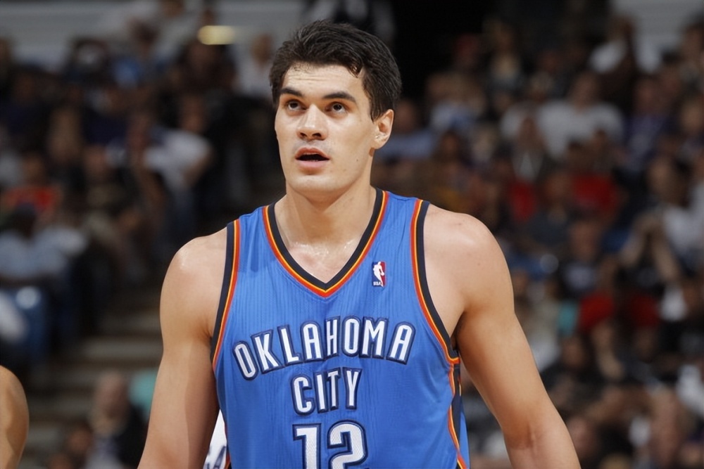 作为13届第12号秀,亚当斯生涯前期效力于雷霆,辅佐过"杜威二少",这几