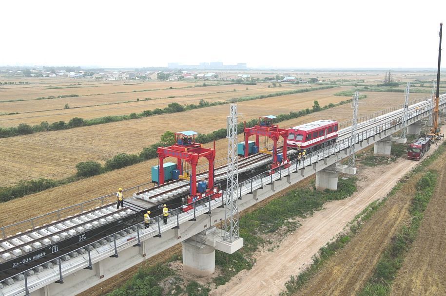 盐城滨海港铁路专用线正线机械铺轨排施工全面启动