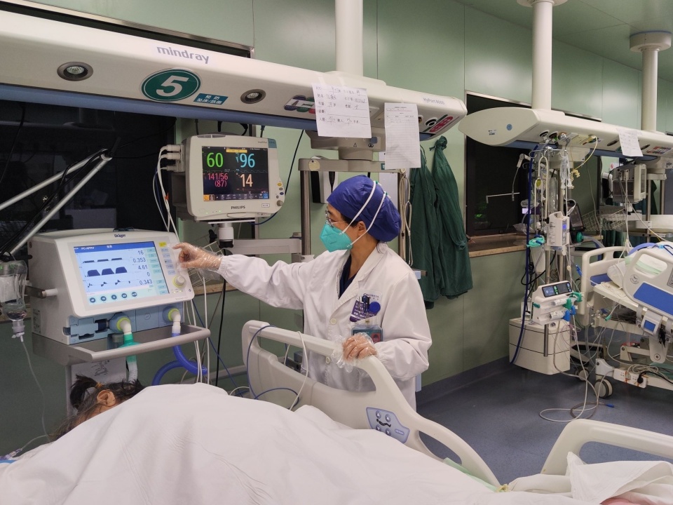 当日,长江日报记者分几路走进武汉多家医疗机构探访重症监护室(icu)