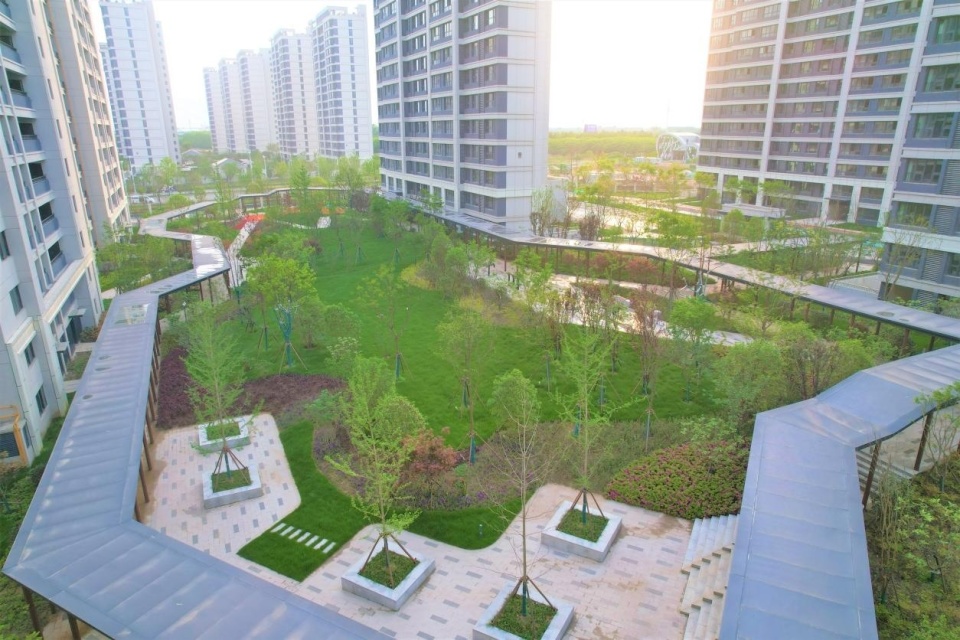 如连接小区中央景观区和单元入户门的"