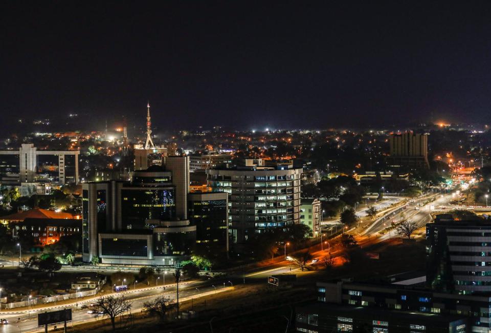 这是2023年9月10日在博茨瓦纳首都哈博罗内拍摄的城市夜景