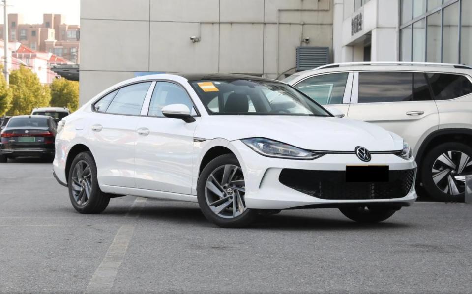 这台轿跑挺香,优惠完售11.19万起,喝92油,还配无框车门!