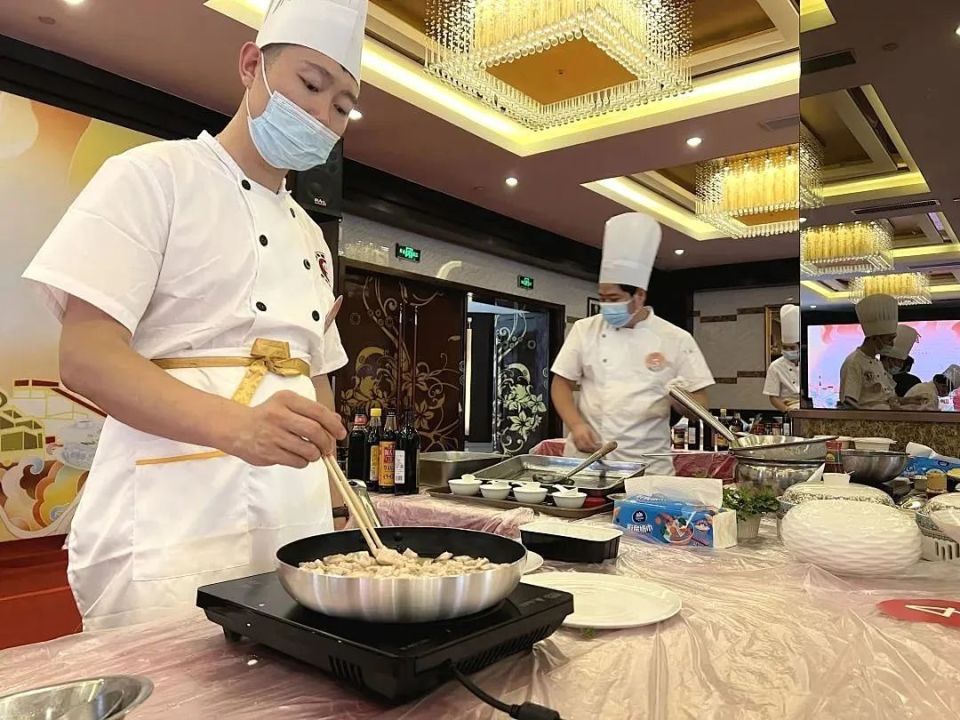 一曲曲暖胃更暖心的美食乐章,在杨浦,无论是睦邻小厨还是社区长者食堂