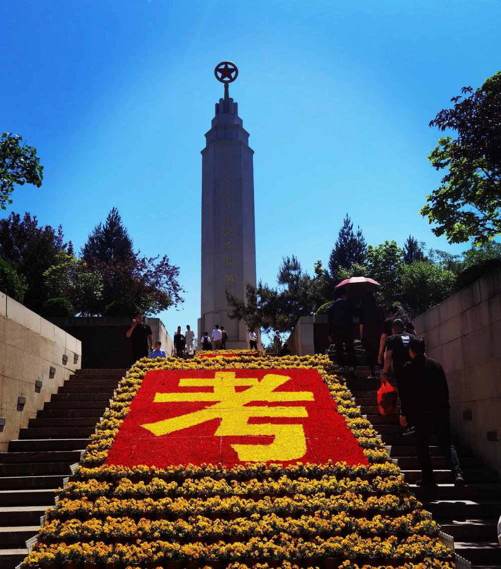 河北五一假期西柏坡纪念馆每天吸引上万参观者