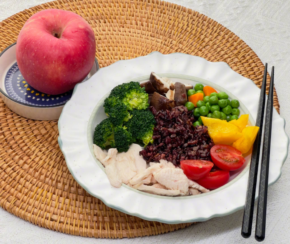 52岁胡兵打卡健康餐荤素搭配营养均衡网友难怪保养得这么好