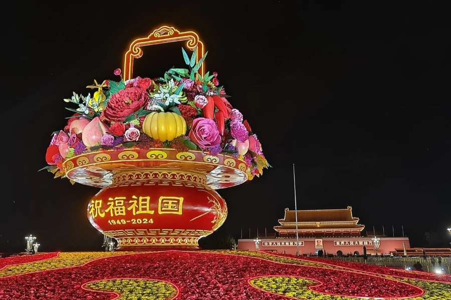 流光溢彩！天安门大花篮亮灯了_腾讯新闻