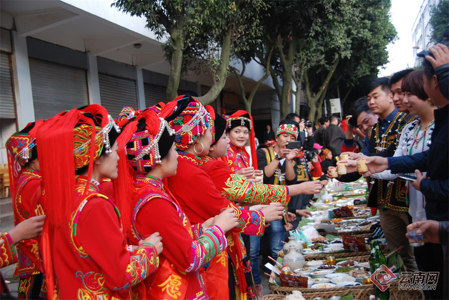 节庆云南|哈尼十月年:载歌载舞尽享丰收喜悦,长长街宴吃出幸福连年
