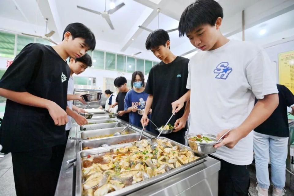 自助取餐,8元六菜一汤,定期新菜品……南安这所学校食堂好评不断!