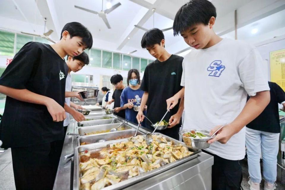 南安柳城中学食堂图片