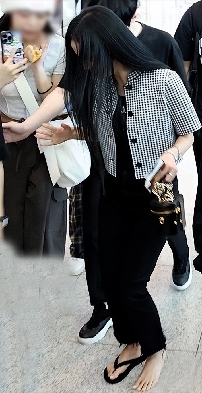 jisoo穿dior人字拖发生意外,走一半鞋没了,笑晕一旁队友!-腾讯新闻