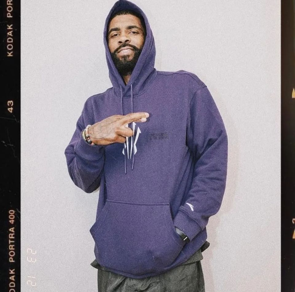 安踏「欧文专属服饰」提前登场!网友:有点帅啊!