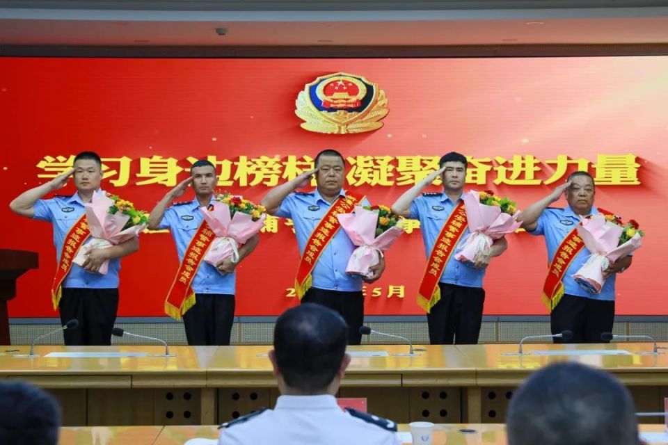 学习身边榜样 凝聚奋进力量——新疆公安辅警先进事迹报告会举行