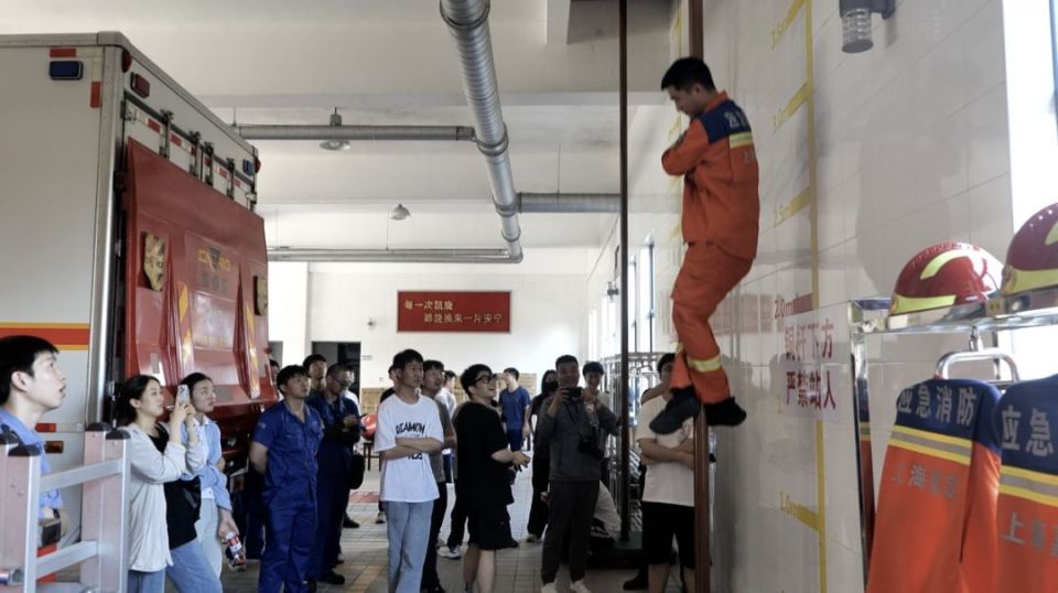 身穿80斤消防服,手滑消防铜杆,他们体验一日"蓝朋友"