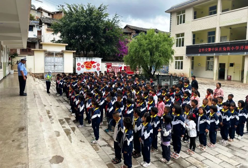 南涧县公安局交警大队宝华交警中队走进宝华镇兔街小学,拥政小学,玉碗