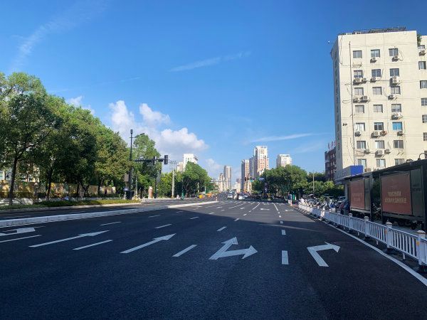 温州市区街头多杆林立如何解? "多杆合一"还城市清朗空间