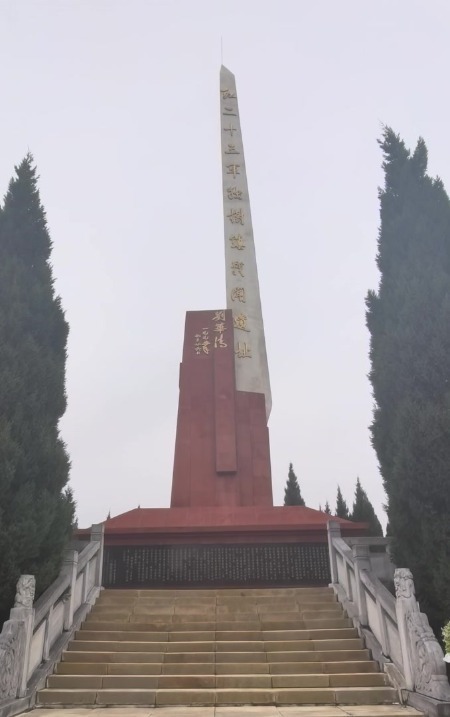 让英烈的名字永不褪色！在独树镇，他为红军纪念碑描红_腾讯新闻