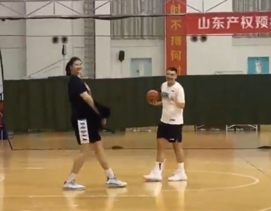 山东男篮中锋陶汉林在张子宇面前显得如此"娇小"nba官网姚明的身高是2