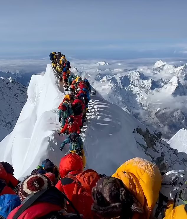 珠穆朗玛峰上太拥挤,数百登山者齐追梦,却极易导致雪崩已2人失踪