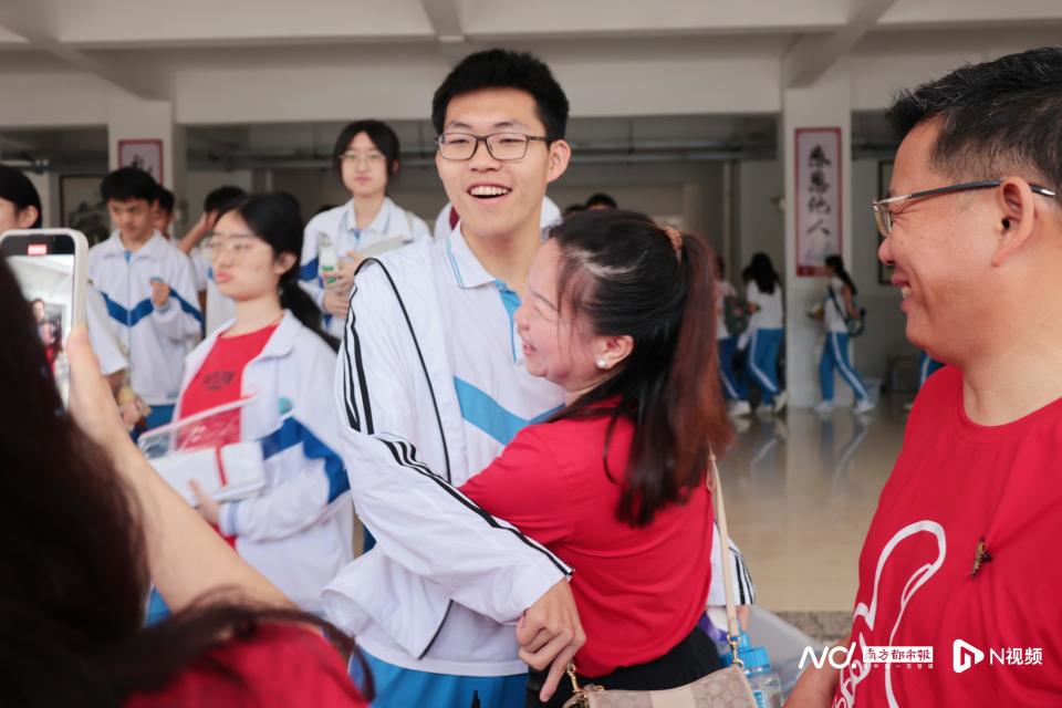 惠州一中来看看惠州考生意气风发,奔赴山海随着记者镜头南都记者前往