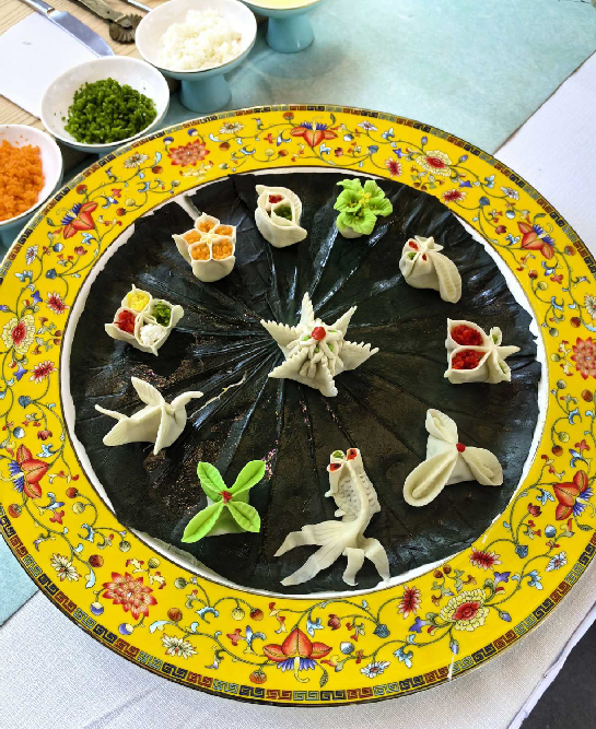 "这些象形点心是我们提前一天准备的,主要展示了一部分红楼细点和夏季