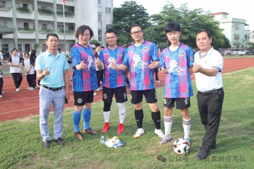 一行人从景区出发前往汤西中学观看足球比赛并参与慈善捐款仪式