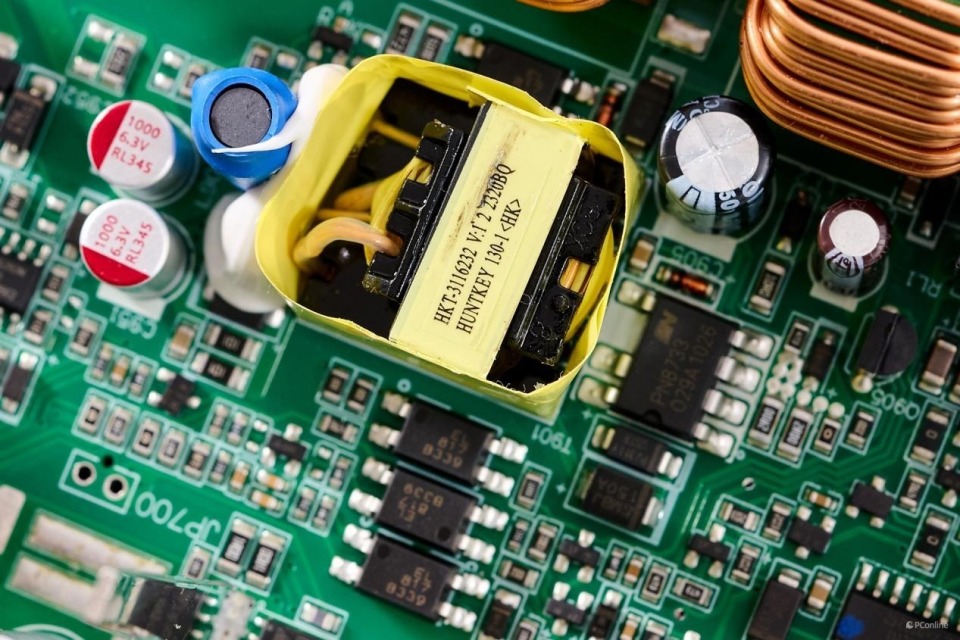 12v同步整流电流采用8颗hgq014n04b-g mosfet,规格为40v|100a@100