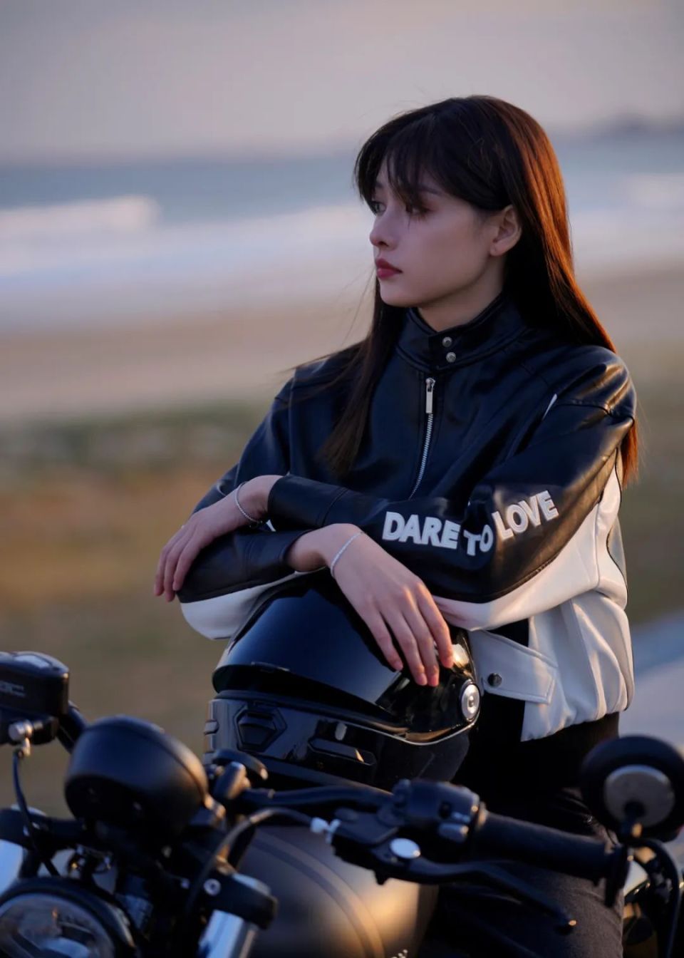 张艺上|「周大福品牌挚友」张艺上演绎轻盈漫步,启