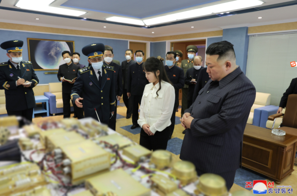 金正恩前一日视察朝鲜国家宇宙开发局，敦促组建非常设性的卫星发射筹备委员会，以如期发射“军事侦察卫星1号