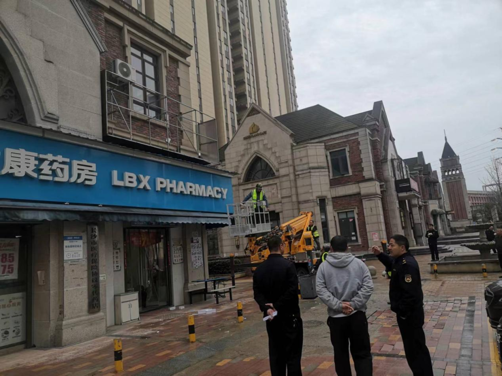 白沙洲街道除消防隐患集中拆除遮窗广告牌