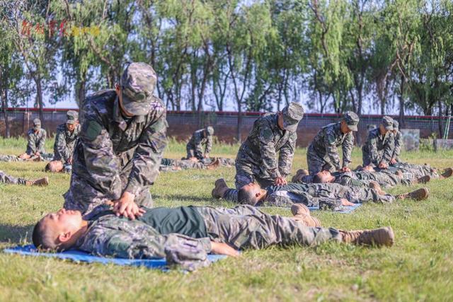 组织新兵进行心肺复苏胸外压课目训练.