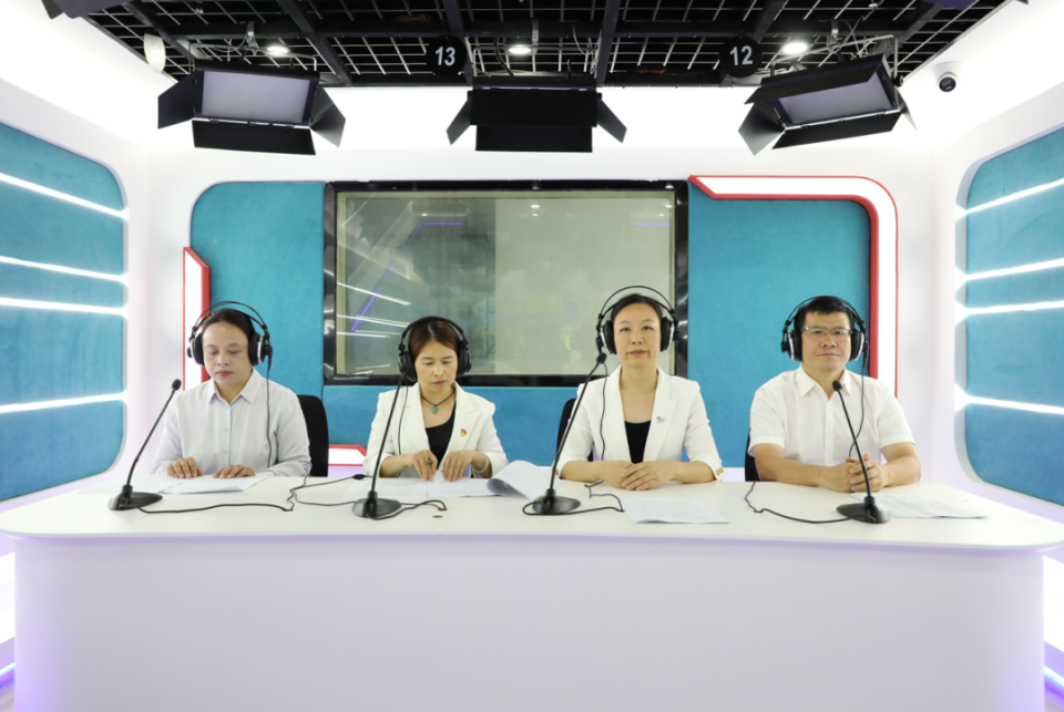 连州市妇幼保健院相关部门负责人走进连州人民广播电台《政风行风热线