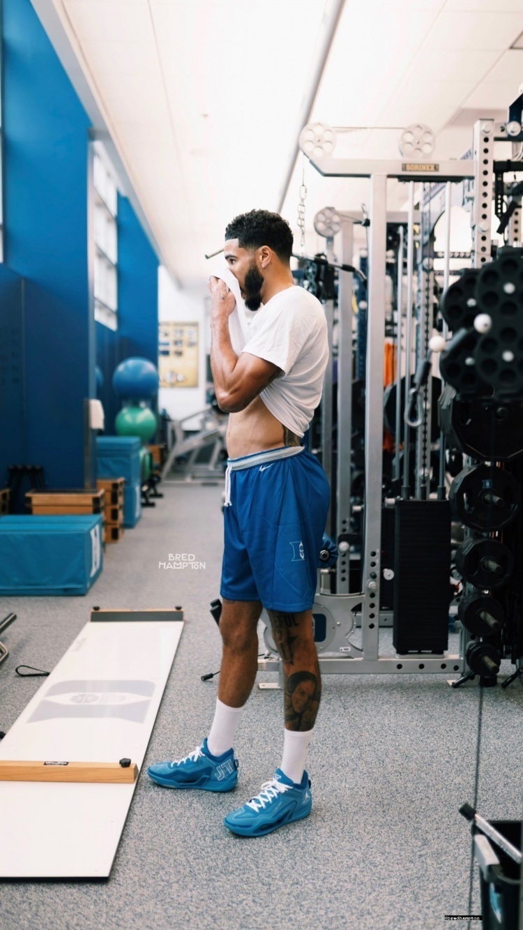 塔图姆ins晒回母校杜克训练组图_腾讯新闻