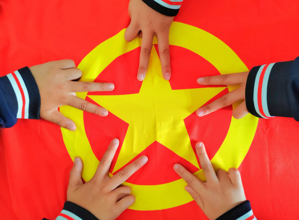 五四精神传承有我丨轮台青年团员和团旗团徽合影!