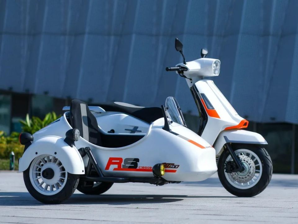 最近悄悄的发布了一款踏板边三轮车型gt57,这也是长江的首款踏板边