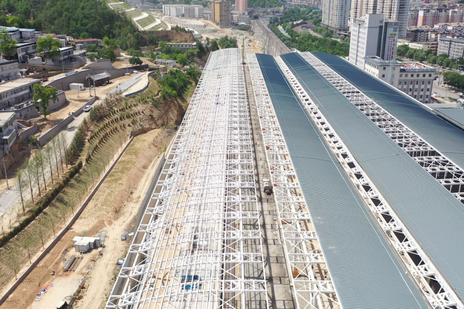 线路自西安东站引出,沿途设高陵,富平南,铜川,铜川北,宜君,黄陵西