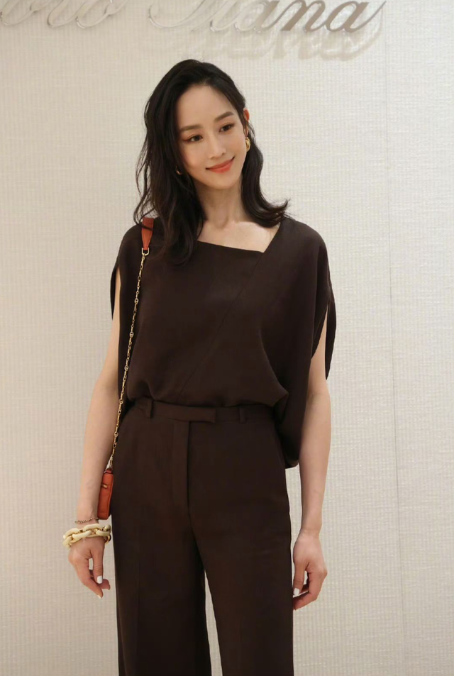 42岁罗晋罕见出席活动,状态疲惫被指眼睛里没光了,与唐嫣反差大