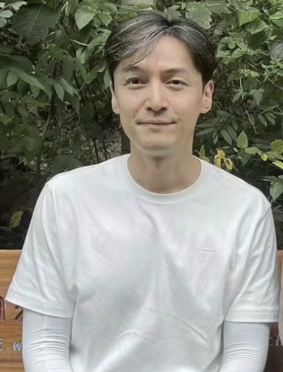 41岁胡歌近照引热议!眼睛一只大一只小,额前白发好大一撮