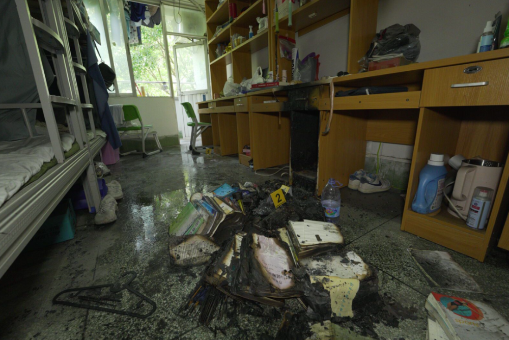 开学才没几天,就把宿舍给烧了!_腾讯新闻