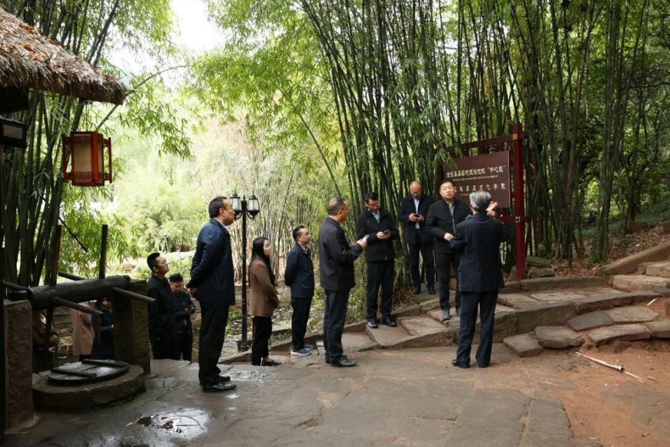 【文史动态】四川省人民政府参事室领导和专家赴金堂县五凤镇贺麟故居