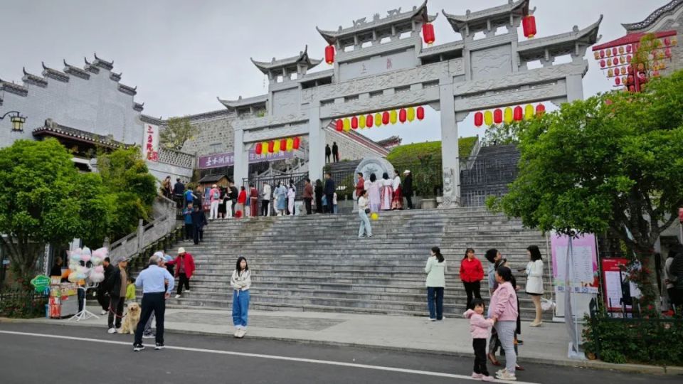 女娲山景区5月1日,女娲山旅游区游客如织,纷纷前来体验"挚爱母亲